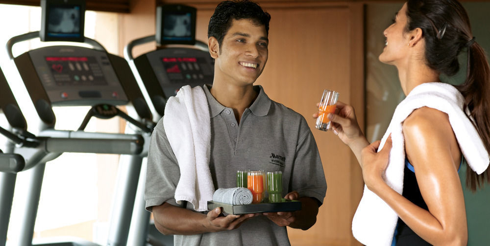 كورت يارد حيدر أباد المظهر الخارجي الصورة A butler serving drinks at a gym
